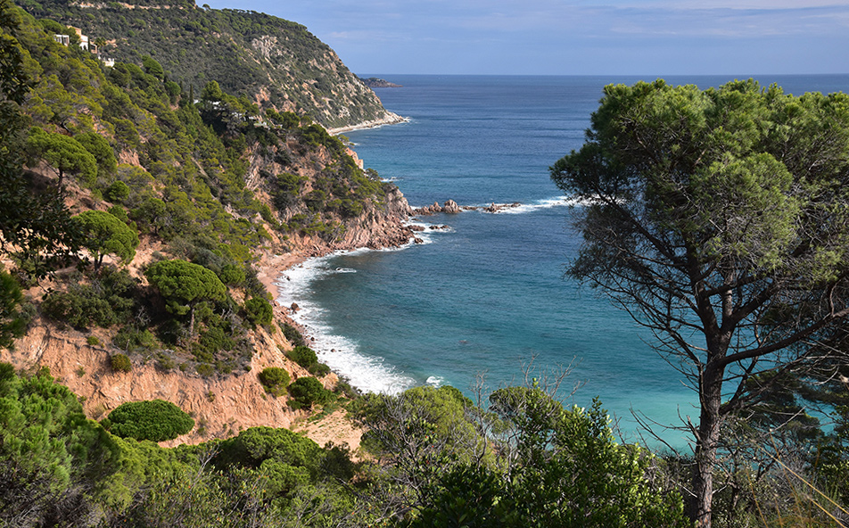 Falaises de la Costa Brava. En échantillonnant les colluvions en pied de falaise et en mesurant leur contenu en 10Be, les chercheurs quantifient la vitesse de recul de la falaise à environ 0,5 mm/a, valeur moyennée sur plusieurs millénaires.